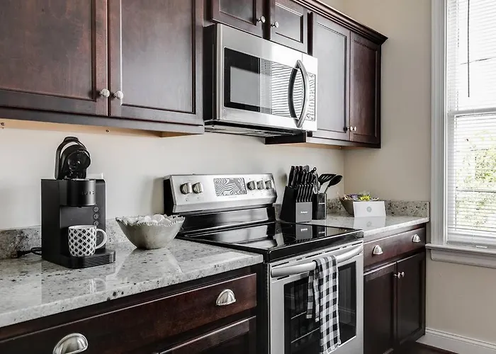 Modern, Convenient Gem: Urban Retreat \'N Richmond